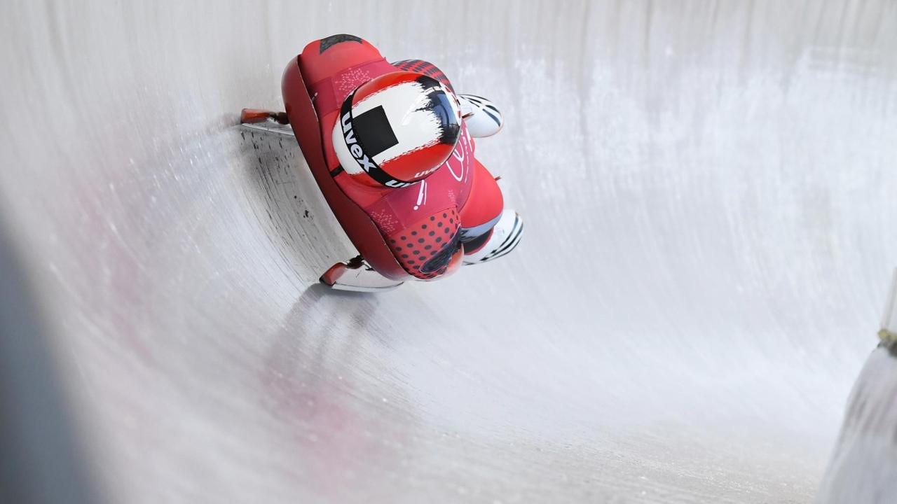 Anspruchsvolle Kurven: Ein italienischer Rodler beim Training im olympischen Eiskanal von Pyeongchang. Anspruchsvolle Kurven: Ein italienischer Rodler beim Training im olympischen Eiskanal von Pyeongchang.