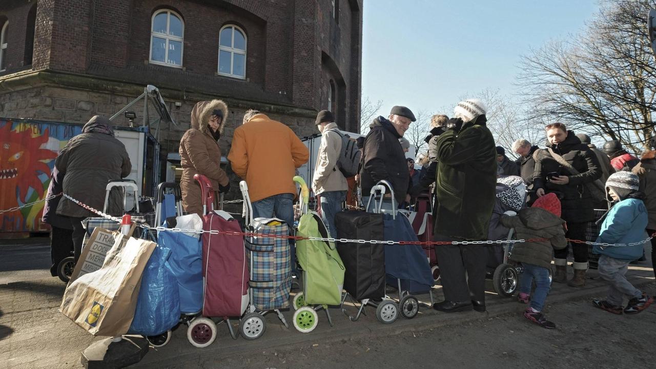 Hilfsbedürftige warten vor der Essener Tafel Hilfsbedürftige warten vor der Essener Tafel