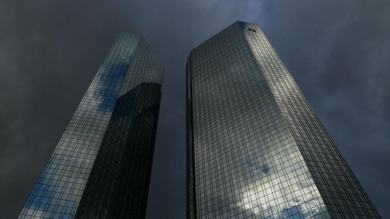 Dunkle Wolke ziehen am 17.12.2011 über den Doppeltürmen der Zentrale der Deutschen Bank in Frankfurt am Main auf. Dunkle Wolke ziehen am 17.12.2011 über den Doppeltürmen der Zentrale der Deutschen Bank in Frankfurt am Main auf.