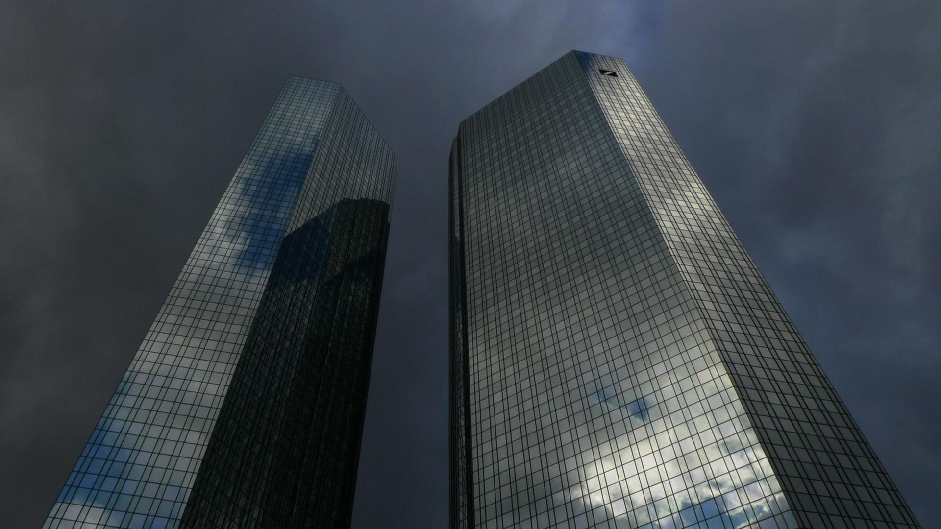 Dunkle Wolke ziehen am 17.12.2011 über den Doppeltürmen der Zentrale der Deutschen Bank in Frankfurt am Main auf. Dunkle Wolke ziehen am 17.12.2011 über den Doppeltürmen der Zentrale der Deutschen Bank in Frankfurt am Main auf.