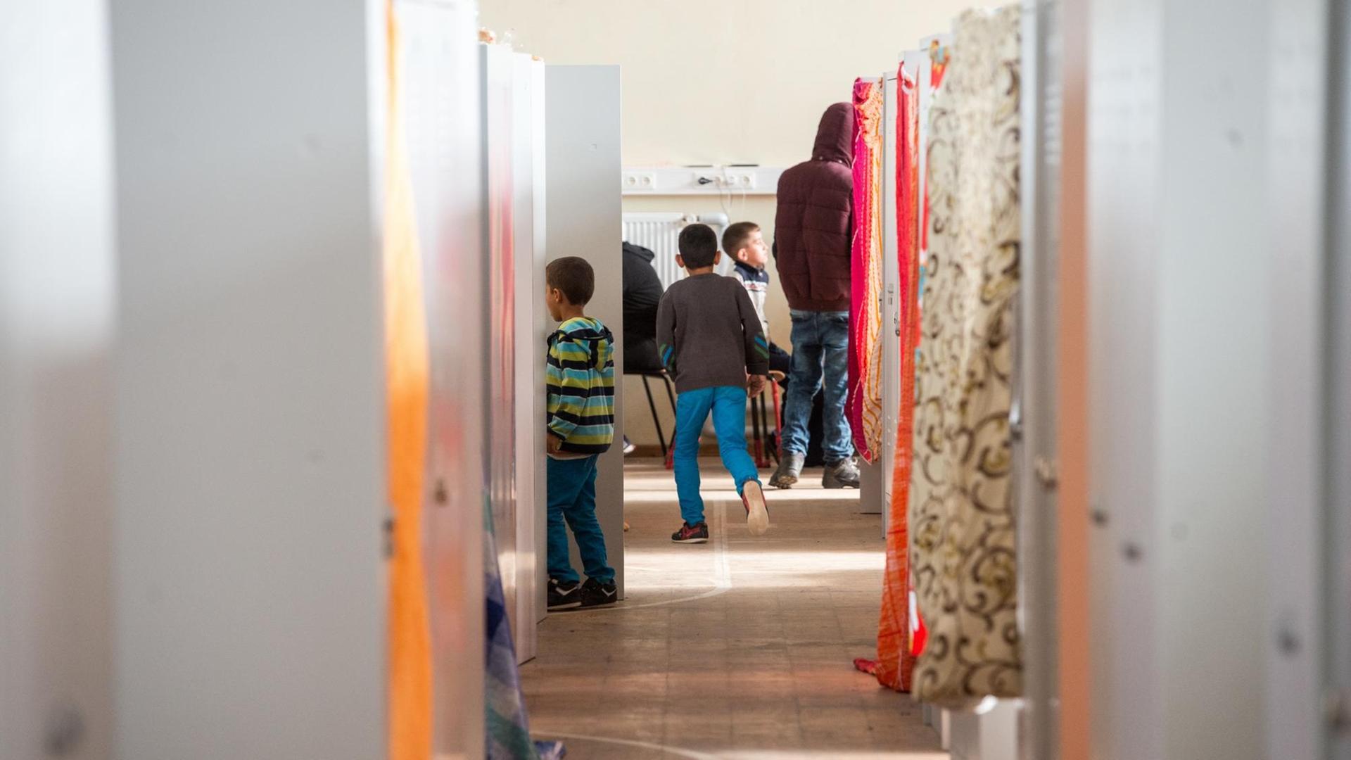 In einer ehemaligen Turnhalle auf dem Gelände der Erstaufnahmeeinrichtung für Asylbewerber in Regensburg (Bayern) sind am 25.09.2015 Flüchtlinge untergebracht.