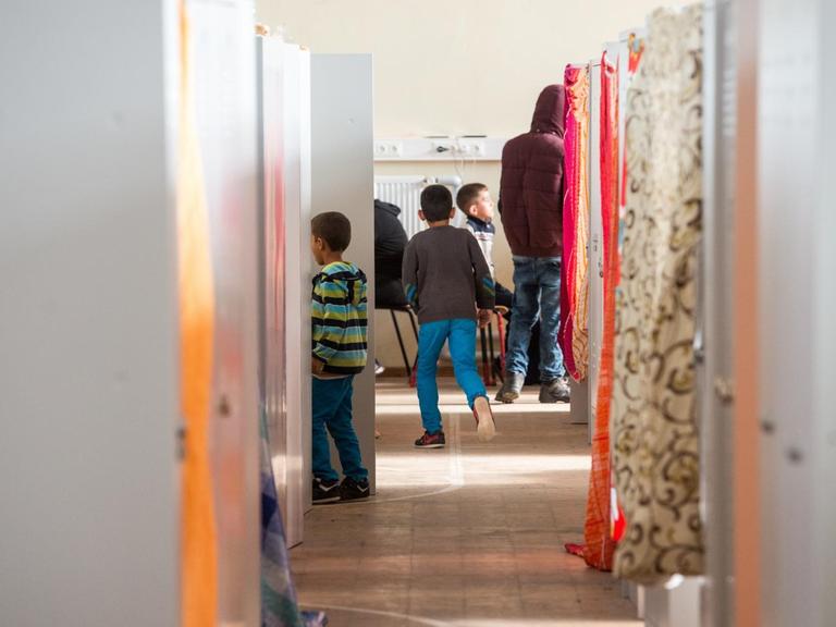 In einer ehemaligen Turnhalle auf dem Gelände der Erstaufnahmeeinrichtung für Asylbewerber in Regensburg (Bayern) sind am 25.09.2015 Flüchtlinge untergebracht.