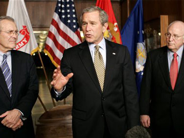 US-Präsident Bush umringt von seinem Verteidigungsminister Rumsfeld (li.) und Vizepräsident Cheney (re.) im Januar 2005.