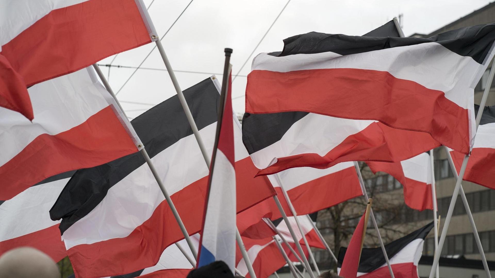 Schwarz-weiß-rote Reichsflaggen bei einer Kundgebung der Neonazi-Partei "Die Rechte" in Bielefeld. Schwarz-weiß-rote Reichsflaggen bei einer Kundgebung der Neonazi-Partei "Die Rechte" in Bielefeld.