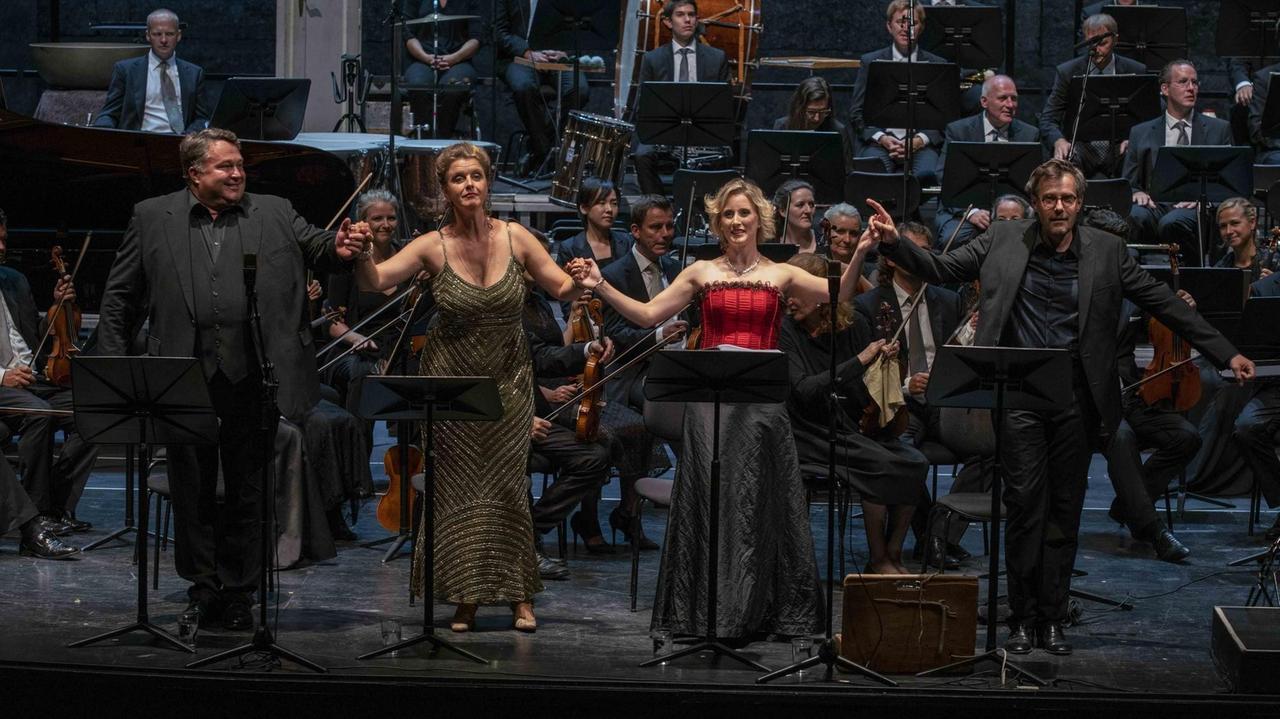 Die Solisten Jörg Schneider, Anke Vondung, Ilse Erens und Michael Laurenz stehen vor dem ORF Fadio-Symphonieorchester Wien. Die Solisten Jörg Schneider, Anke Vondung, Ilse Erens und Michael Laurenz stehen vor dem ORF Fadio-Symphonieorchester Wien.