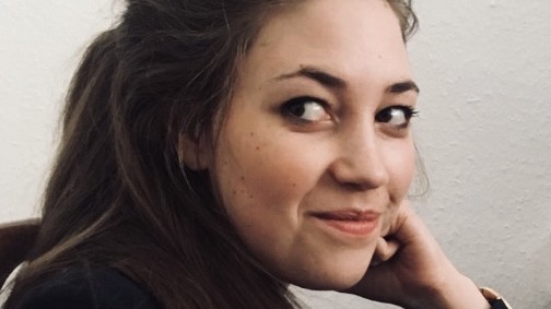 Anna-Verena Nosthoff, eine junge Frau mit dunklen langen Haaren, blickt lächelnd über die Schulter. Anna-Verena Nosthoff, eine junge Frau mit dunklen langen Haaren, blickt lächelnd über die Schulter.