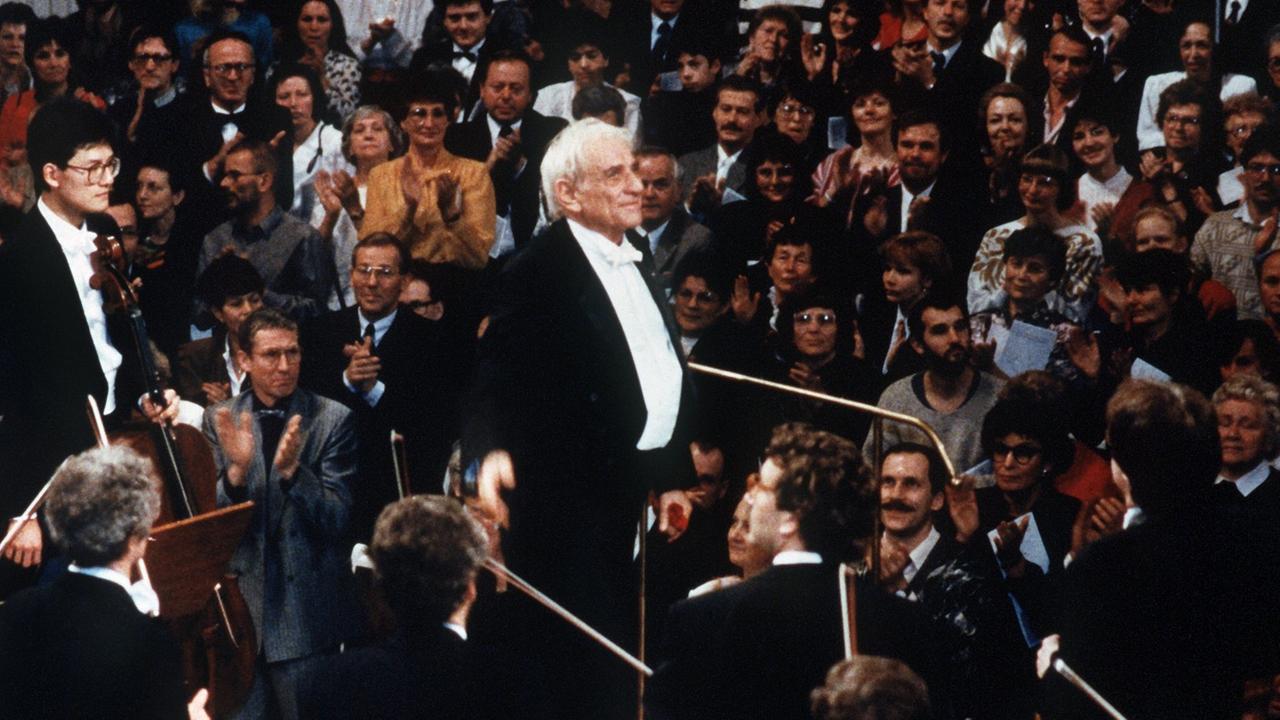 Leonard Bernstein dirigiert am 25. Dezember 1989 das mit einem internationalen Ensemble besetzte Ost-West-Konzert in Berlin. Leonard Bernstein dirigiert am 25. Dezember 1989 das mit einem internationalen Ensemble besetzte Ost-West-Konzert in Berlin.