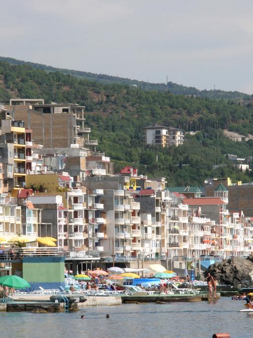 Hotels und Urlaubsidylle an der Südküste der Krim - Aufnahme von 2007.