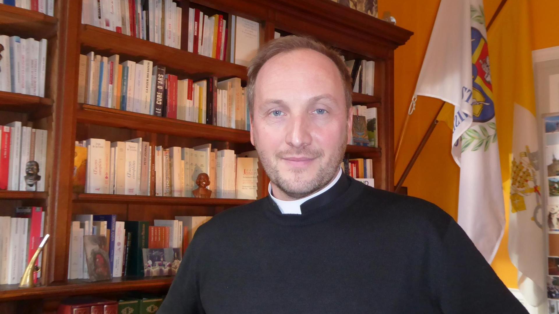 Schulpfarrer Philippe de Maistre befürwortet Geschlechtertrennung im Unterricht und Initiationsrituale für Jungen. Schulpfarrer Philippe de Maistre befürwortet Geschlechtertrennung im Unterricht und Initiationsrituale für Jungen.