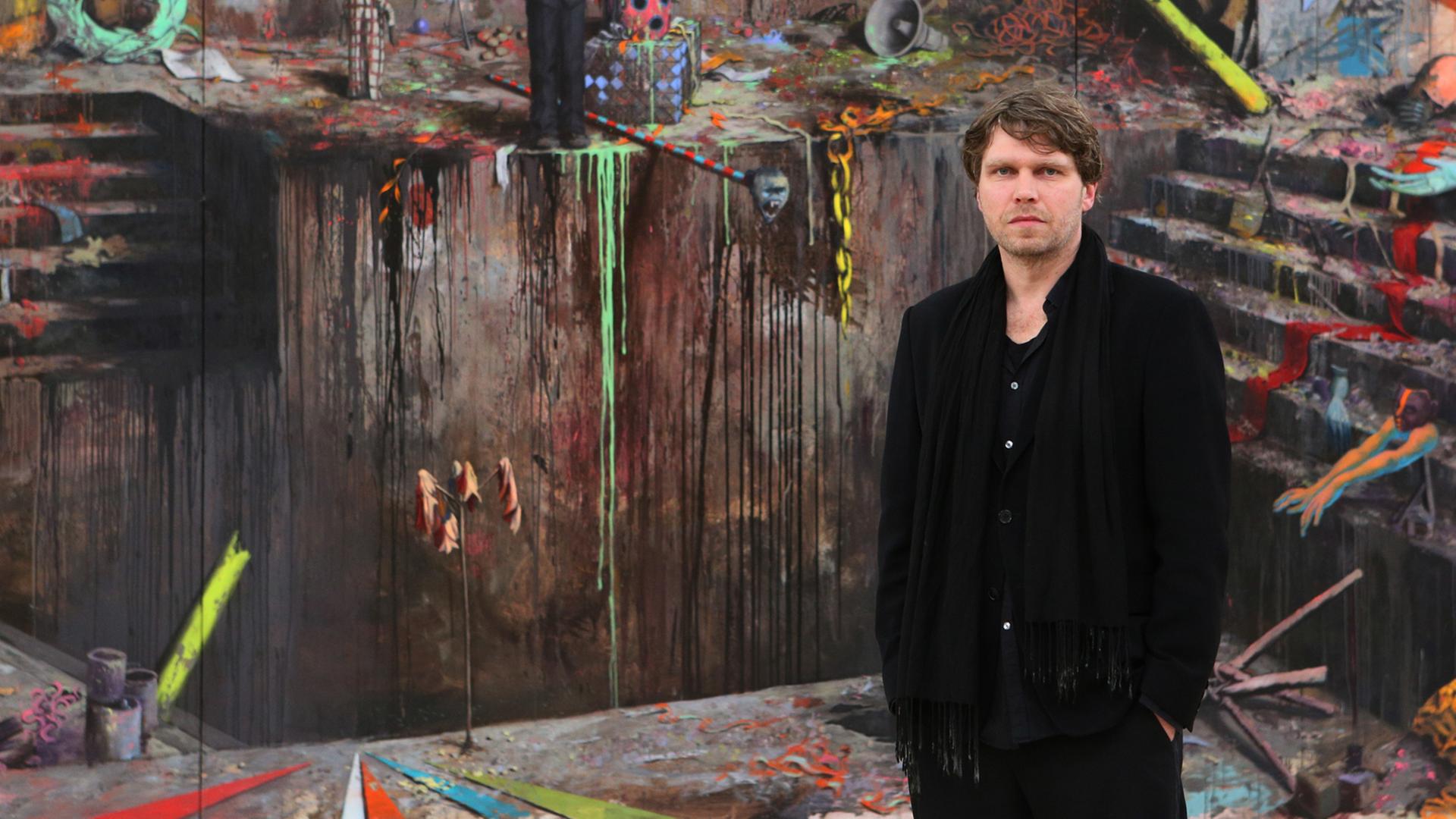 Der Maler Jonas Burgert posiert vor seinem Werk "Luft nach Schlag". Der Maler Jonas Burgert posiert vor seinem Werk "Luft nach Schlag".