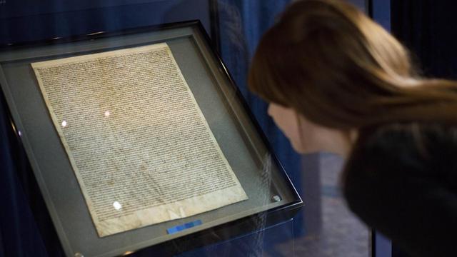 Eine Besucherin schaut sich die Urschrift der Magna Carta in Salisbury an