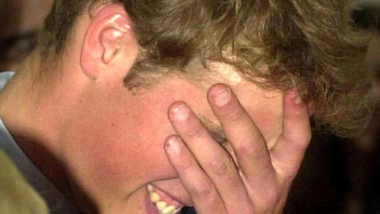 Aus Scham bedeckt Prinz William am 21.9.2001 während einer Rede seines Vaters im Leuchtturm-Gebäude in Glasgow sein Gesicht. Seine Vater machte bei seiner Rede in aller Öffentlichkeit einen Witz darüber, dass William ein Langschläfer sei. Aus Scham bedeckt Prinz William am 21.9.2001 während einer Rede seines Vaters im Leuchtturm-Gebäude in Glasgow sein Gesicht. Seine Vater machte bei seiner Rede in aller Öffentlichkeit einen Witz darüber, dass William ein Langschläfer sei.