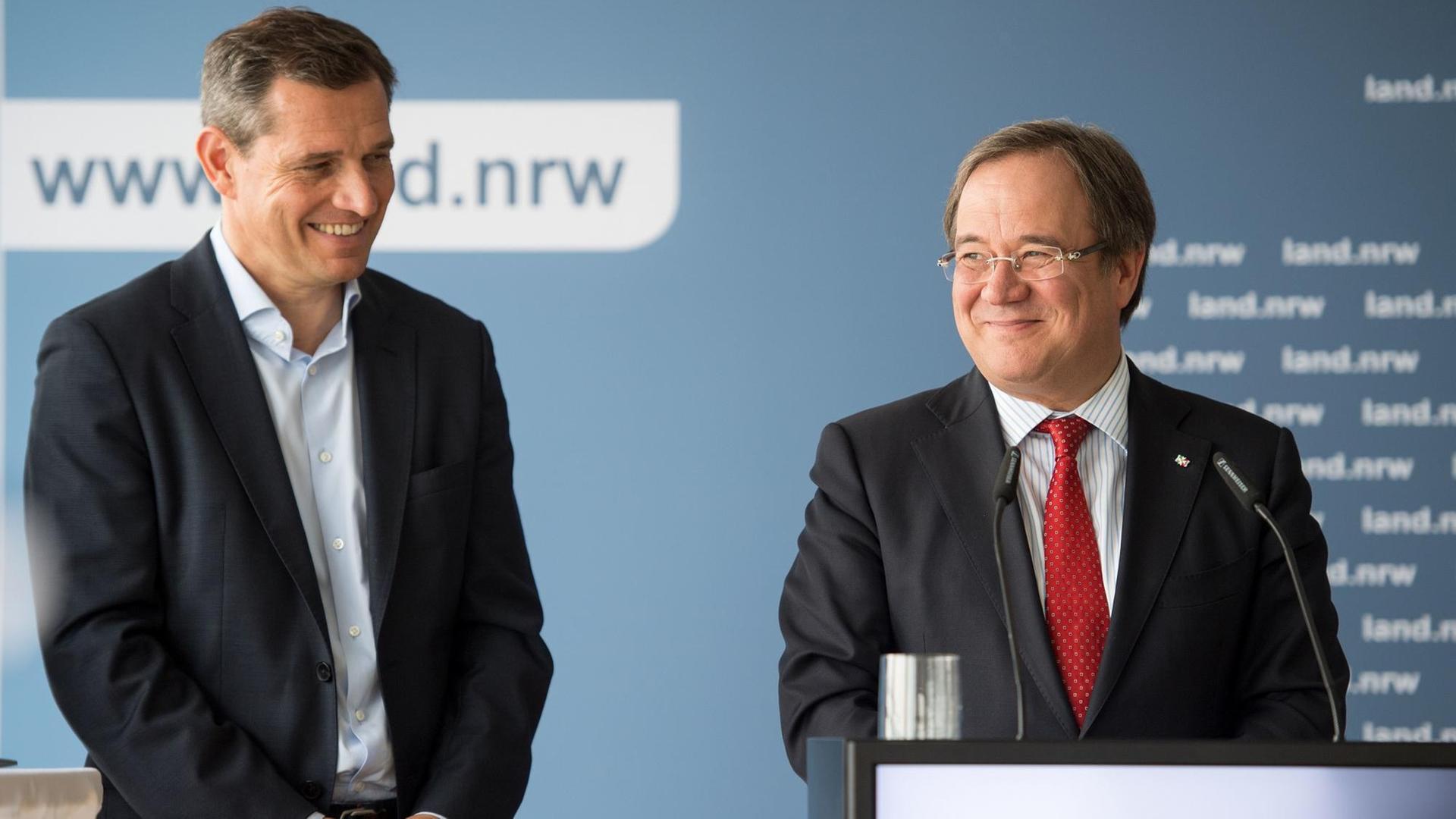 NRW-Ministerpräsident Armin Laschet (r, CDU) und Michael Mronz, Begründer der Rhein Ruhr Olympic City-Initiative, sprechen sich 14.07.2017 bei der Pressekonferenz zur Vorstellung des aktuellen Sportstättenkonzepts für eine Olympia-Bewerbung des Ruhrgebiets und Rheinlandes 2032 zur Presse. NRW-Ministerpräsident Armin Laschet (r, CDU) und Michael Mronz, Begründer der Rhein Ruhr Olympic City-Initiative, sprechen sich 14.07.2017 bei der Pressekonferenz zur Vorstellung des aktuellen Sportstättenkonzepts für eine Olympia-Bewerbung des Ruhrgebiets und Rheinlandes 2032 zur Presse.