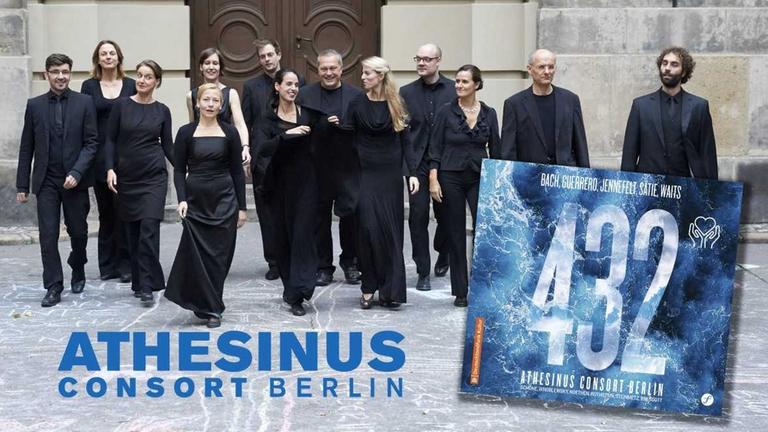 Montage einer Ensemblefotografie von Athesinus Consort Berlin, das die Mitglieder in schwarzer Konzertkleidung zeigt, und dem neuen CD-Cover, das die Zahl 432 auf dunkelblauem Grund präsentiert. Montage einer Ensemblefotografie von Athesinus Consort Berlin, das die Mitglieder in schwarzer Konzertkleidung zeigt, und dem neuen CD-Cover, das die Zahl 432 auf dunkelblauem Grund präsentiert.