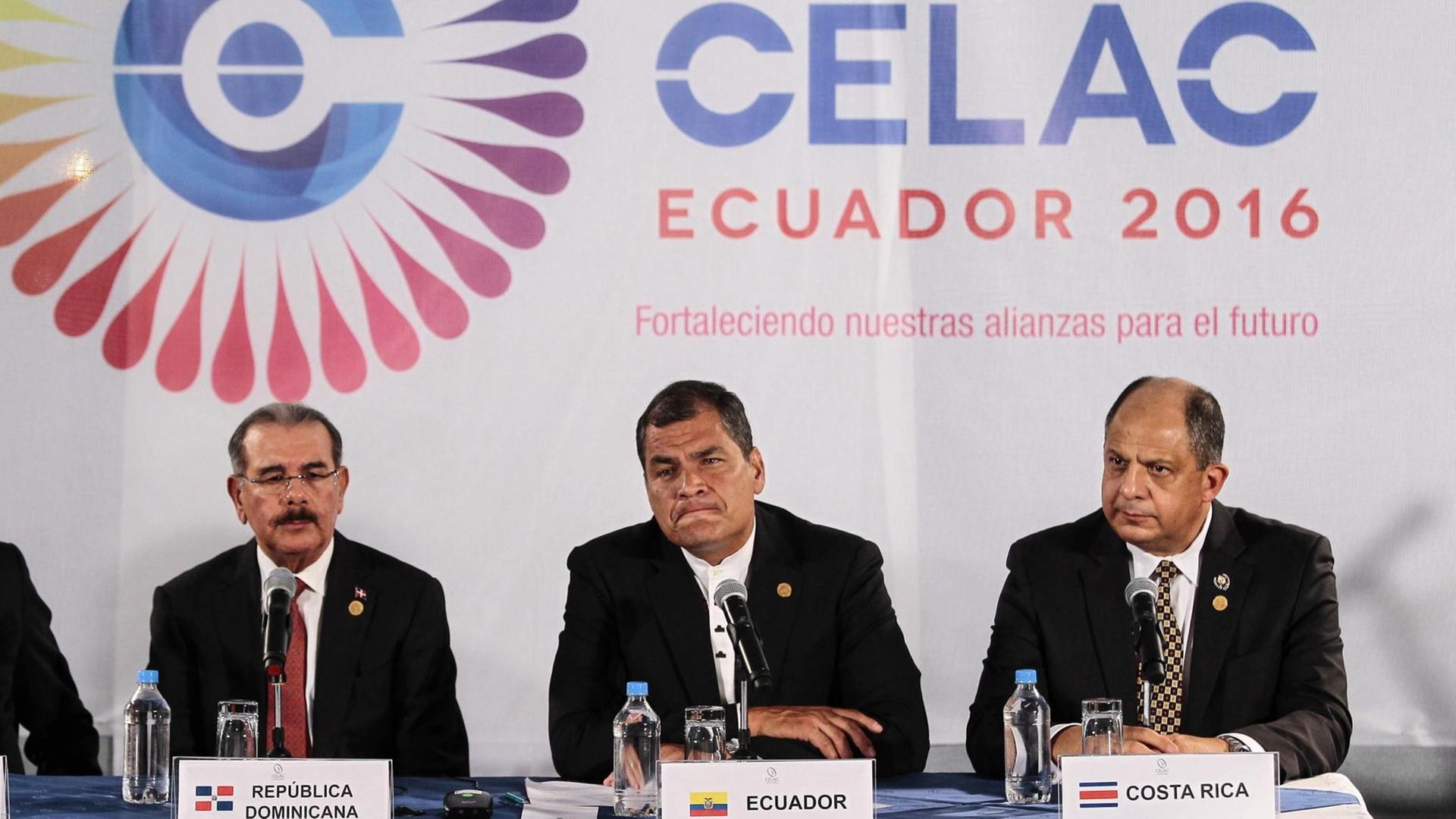 Der Präsident der Dominikanischen Republik, Danilo Medina, der Präsident Ecuadors, Rafael Correa und der Präsident Costa Ricas, Luis Solis (von links). Der Präsident der Dominikanischen Republik, Danilo Medina, der Präsident Ecuadors, Rafael Correa und der Präsident Costa Ricas, Luis Solis (von links).