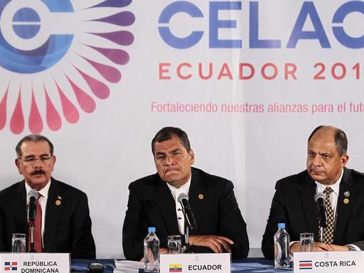 Der Präsident der Dominikanischen Republik, Danilo Medina, der Präsident Ecuadors, Rafael Correa und der Präsident Costa Ricas, Luis Solis (von links).