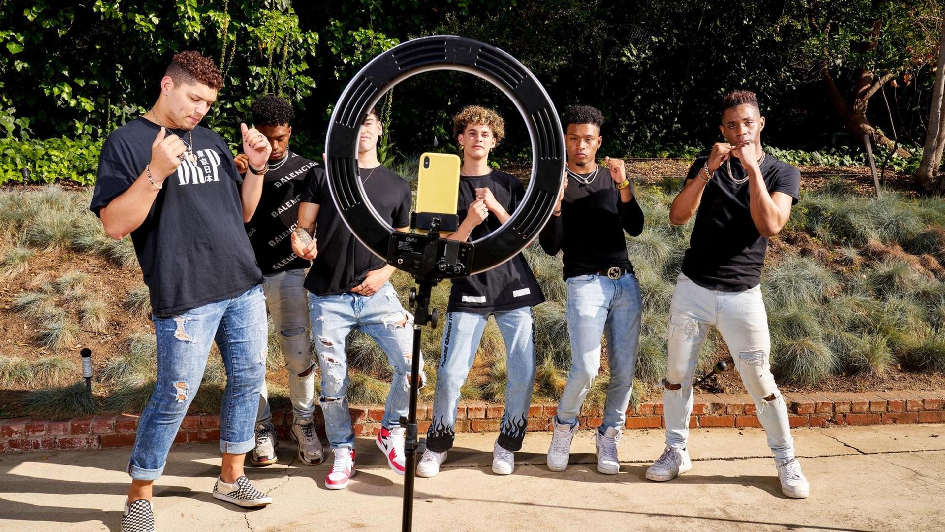 Die Tänzer von Drip Crib bereiten ihre Handykamera für den Videodreh bei TikTok vor. Die Tänzer von Drip Crib bereiten ihre Handykamera für den Videodreh bei TikTok vor.