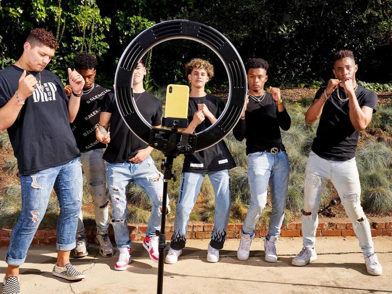 Die Tänzer von Drip Crib bereiten ihre Handykamera für den Videodreh bei TikTok vor.