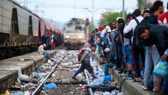 Migranten am Bahnhof von Gevgelija