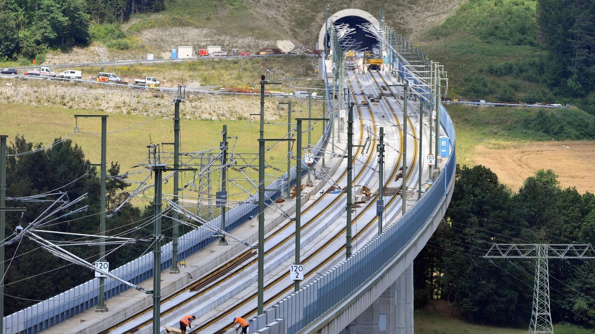 Bauleute arbeiten am 19.07.2016 bei Grümpen nahe Schalkau (Thüringen) auf der 1104 Meter langen Grümpentalbrücke an den Gleisen für die zukünftige ICE-Trasse. Die Strecke durch den Thüringer Wald ist der aufwendigste Abschnitt der ICE-Strecke Berlin-München. Bauleute arbeiten am 19.07.2016 bei Grümpen nahe Schalkau (Thüringen) auf der 1104 Meter langen Grümpentalbrücke an den Gleisen für die zukünftige ICE-Trasse. Die Strecke durch den Thüringer Wald ist der aufwendigste Abschnitt der ICE-Strecke Berlin-München.