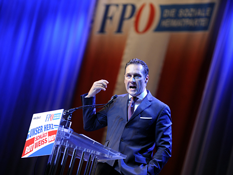 Heinz-Christian Strache, Parteichef der rechtspopulistischen FPÖ, spricht auf dem Parteitag in Graz. Heinz-Christian Strache, Parteichef der rechtspopulistischen FPÖ, spricht auf dem Parteitag in Graz.