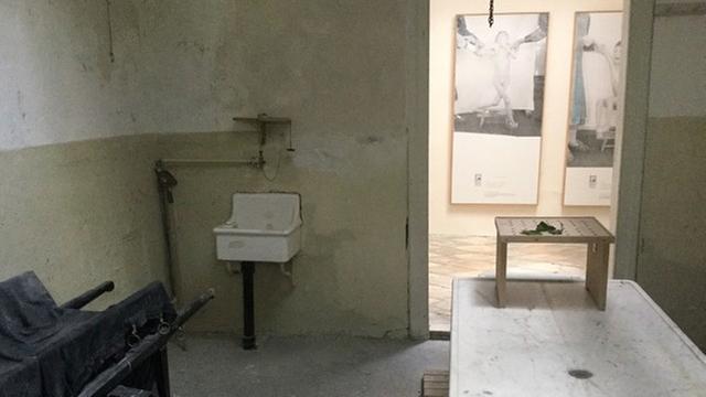 Zu sehen ist die sogenannte „Prosektur“ in der Bildungsstätte Kloster Irsee. Im Hintergrund: das Triptychon.