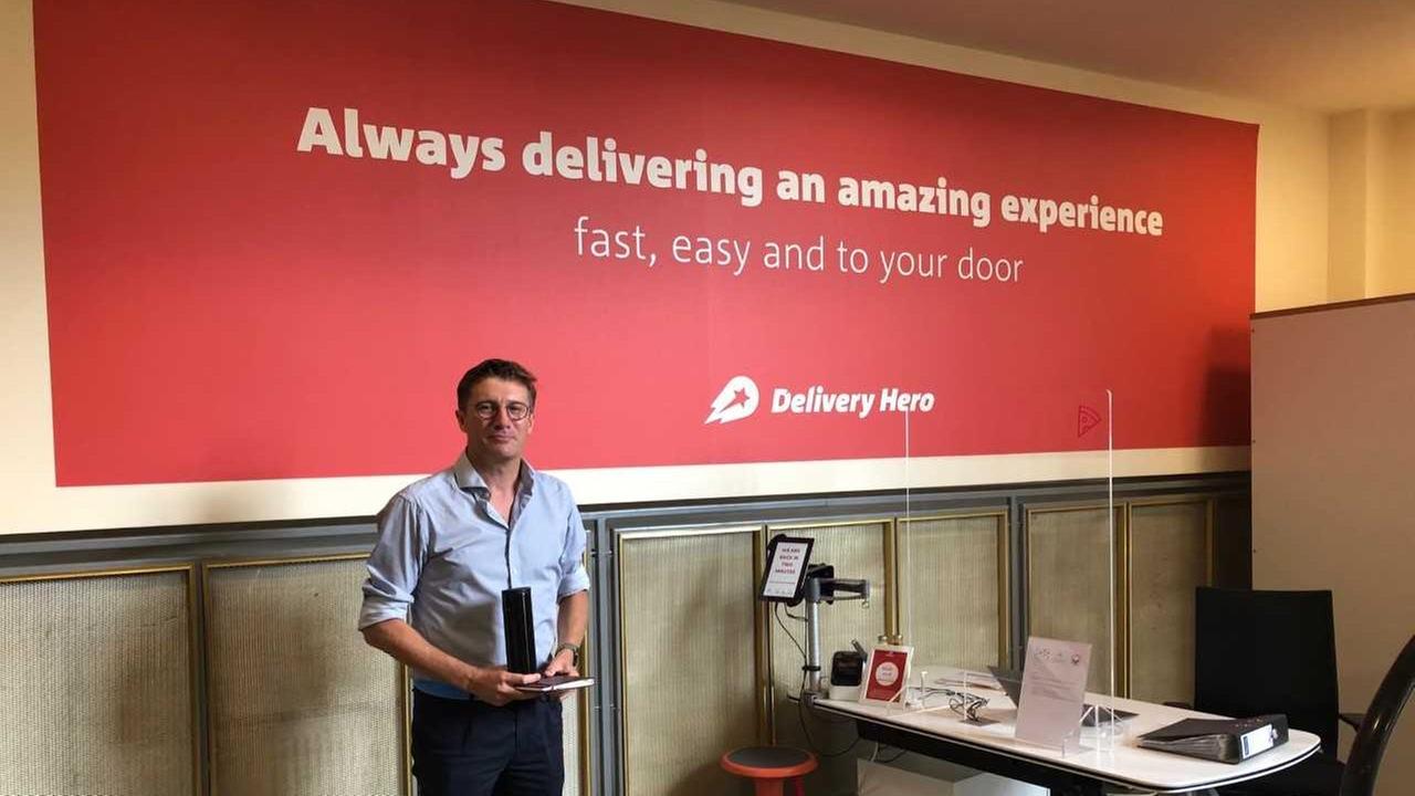 Finanzvorstand Emmanuel Thomassin von Delivery Hero steht vor einer Wand mit dem Logo des Unternehmens Finanzvorstand Emmanuel Thomassin von Delivery Hero steht vor einer Wand mit dem Logo des Unternehmens