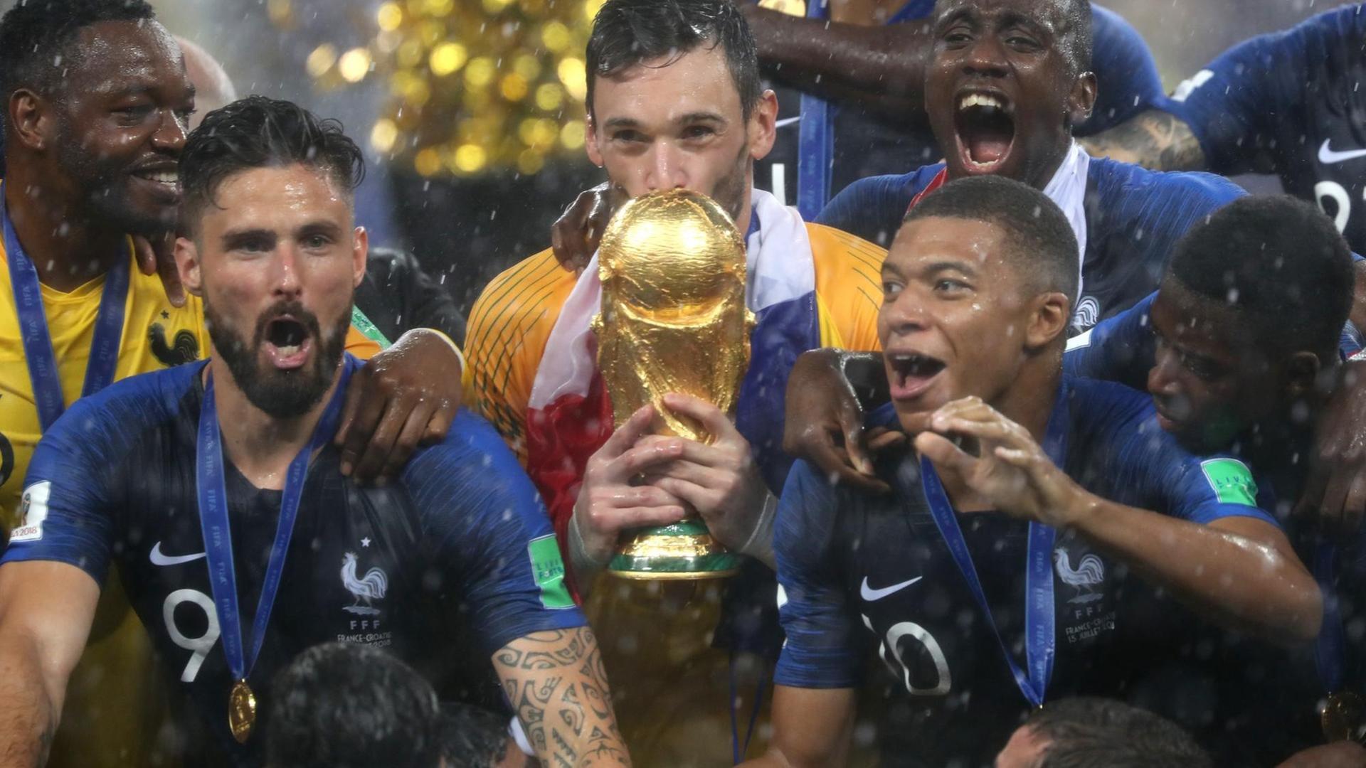 Mannschaftsmitglieder jubeln bei der Siegerehrung. Den Pokal hält Torwart Hugo Lloris. Mannschaftsmitglieder jubeln bei der Siegerehrung. Den Pokal hält Torwart Hugo Lloris.