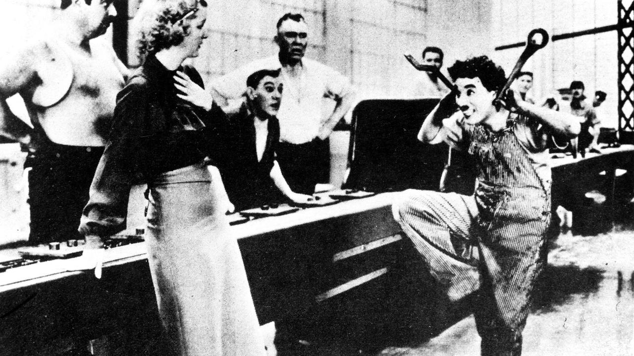 MODERNE ZEITEN, USA 1936, ist einer der großen Klassiker der Filmgeschichte, in dem der vermeintlich moderne Arbeitsalltag, die Maschine über den Menschen stellt. Szene: Durch die Monotonie seiner Arbeit wird Charlie (CHARLIE CHAPLIN) in den Wahnsinn getrieben. MODERNE ZEITEN, USA 1936, ist einer der großen Klassiker der Filmgeschichte, in dem der vermeintlich moderne Arbeitsalltag, die Maschine über den Menschen stellt. Szene: Durch die Monotonie seiner Arbeit wird Charlie (CHARLIE CHAPLIN) in den Wahnsinn getrieben.