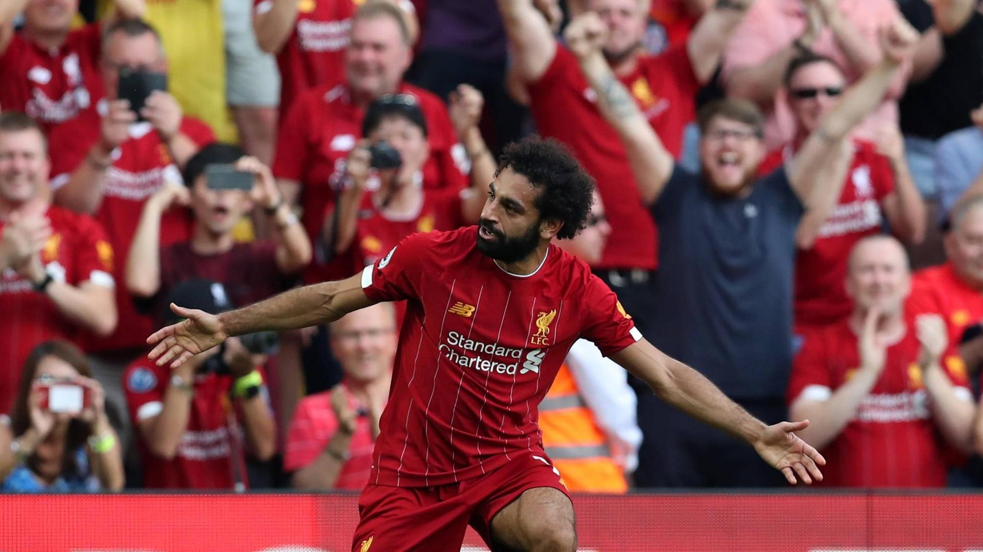 Mohamed Salah wird beim Spiel von seinen Fans bejubelt. Mohamed Salah wird beim Spiel von seinen Fans bejubelt.