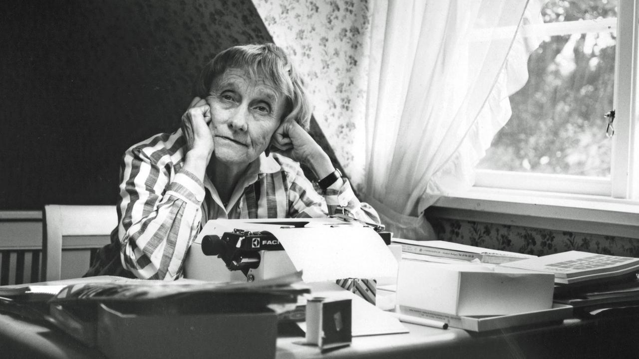 Die schwedische Kinderbuch-Autorin Astrid Lindgren in ihrem Landhaus in Furusund in Schweden im Sommer 1987.