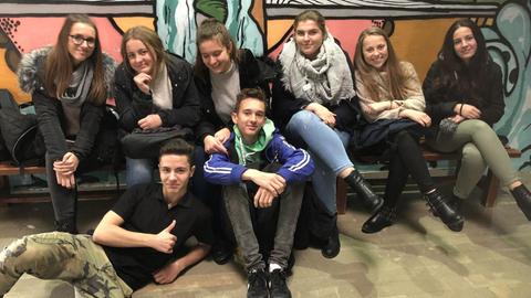 Gruppenbild: junge Leute aus der bosnischen Stadt Jajce