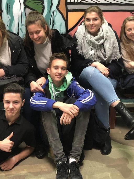 Gruppenbild: junge Leute aus der bosnischen Stadt Jajce