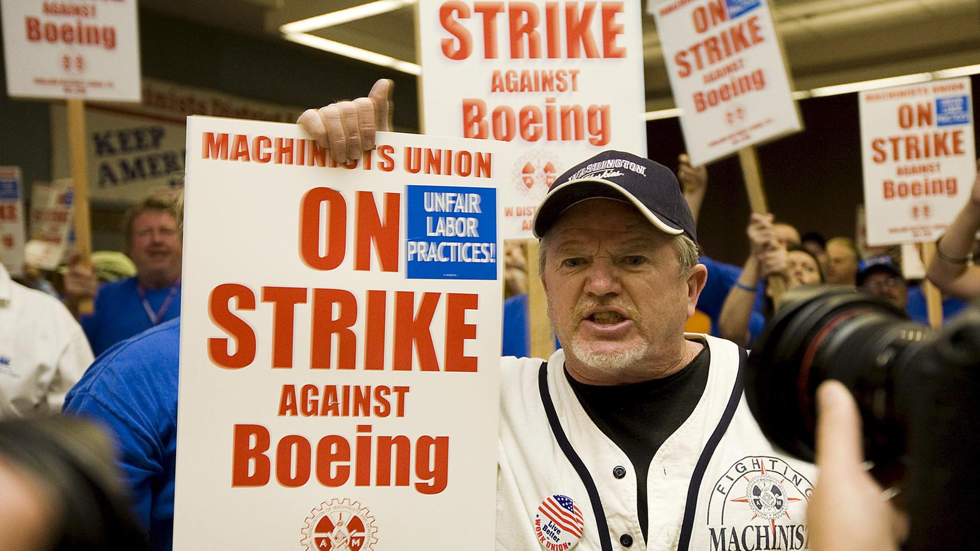 Ein Mitglied der "Boeing Machinists Union" ruft zum Streik auf; aufgenommen in Seattle im US-Bundesstatt Washington im September 2008 Ein Mitglied der "Boeing Machinists Union" ruft zum Streik auf; aufgenommen in Seattle im US-Bundesstatt Washington im September 2008