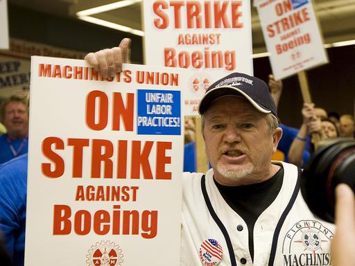 Ein Mitglied der "Boeing Machinists Union" ruft zum Streik auf; aufgenommen in Seattle im US-Bundesstatt Washington im September 2008