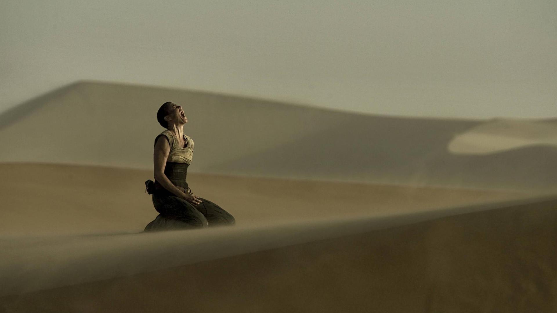 Charlize Theron als Imperator Furiosa in der Wüste. Charlize Theron als Imperator Furiosa in der Wüste.