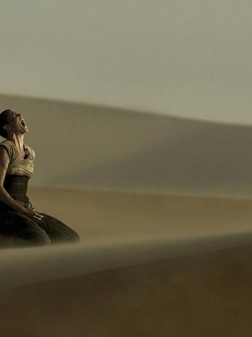 Charlize Theron als Imperator Furiosa in der Wüste.