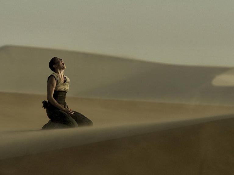 Charlize Theron als Imperator Furiosa in der Wüste.