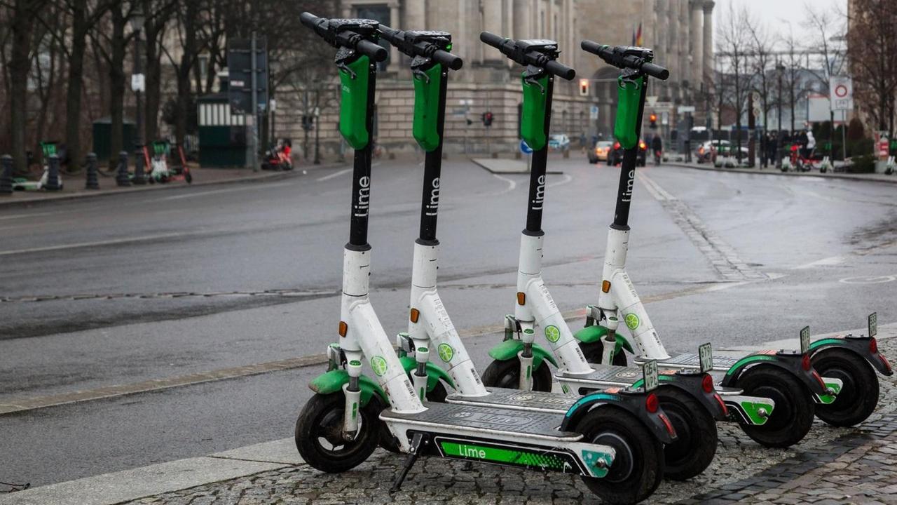 E-Scooter stehen in der Nähe vom Bundestag in Berlin. E-Scooter stehen in der Nähe vom Bundestag in Berlin.