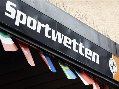 Flaggen verschiedener euopäischer Länder sind an einer Annahmestelle für Sportwetten in Stuttgart zu sehen. Flaggen verschiedener euopäischer Länder sind an einer Annahmestelle für Sportwetten in Stuttgart zu sehen.
