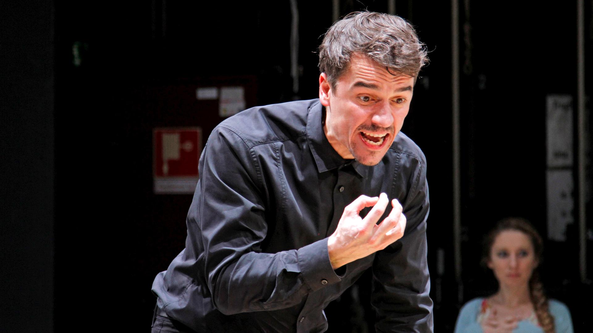 Schauspieler Alexander Khuon auf der Bühne des Deutschen Theaters Berlin 2015 bei der Premiere von "Väter und Söhne" von Brian Friel nach Iwan Turgenjew unter der Regie von Daniela Löffner Schauspieler Alexander Khuon auf der Bühne des Deutschen Theaters Berlin 2015 bei der Premiere von "Väter und Söhne" von Brian Friel nach Iwan Turgenjew unter der Regie von Daniela Löffner