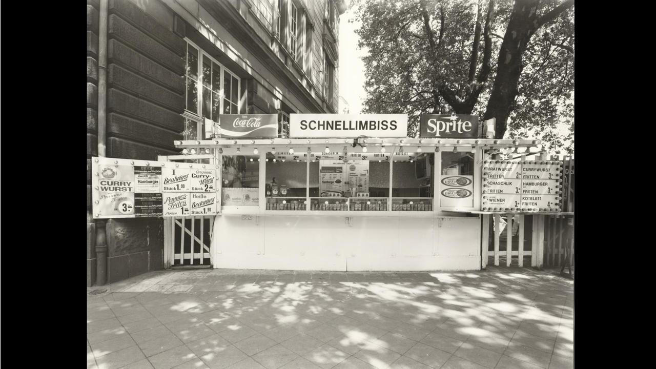 Tata Ronkholz (1940–1997) Trinkhalle Nr. 10, 1977 Silbergelatineabzug, 31 x 40,7 cm Kunstpalast, Düsseldorf Tata Ronkholz (1940–1997) Trinkhalle Nr. 10, 1977 Silbergelatineabzug, 31 x 40,7 cm Kunstpalast, Düsseldorf