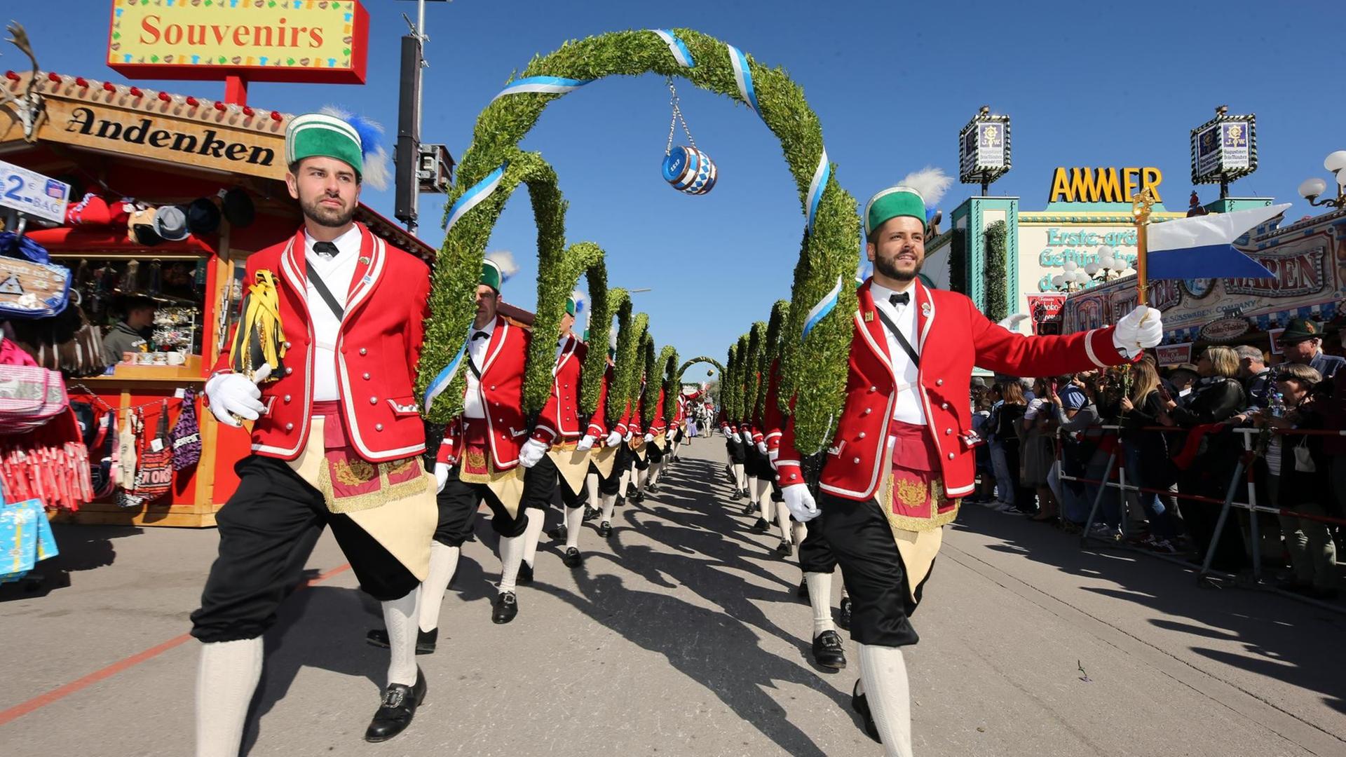 Traditionell gekleidet, nehmen die sogenannten Schäffler an der Eröffnungsparade des Oktoberfestes 2019 am 21. September 2019 in München teil. Das diesjährige Oktoberfest, das Millionen von Besuchern aus aller Welt anzieht, findet vom 21. Oktober bis 6. Oktober statt. Traditionell gekleidet, nehmen die sogenannten Schäffler an der Eröffnungsparade des Oktoberfestes 2019 am 21. September 2019 in München teil. Das diesjährige Oktoberfest, das Millionen von Besuchern aus aller Welt anzieht, findet vom 21. Oktober bis 6. Oktober statt.