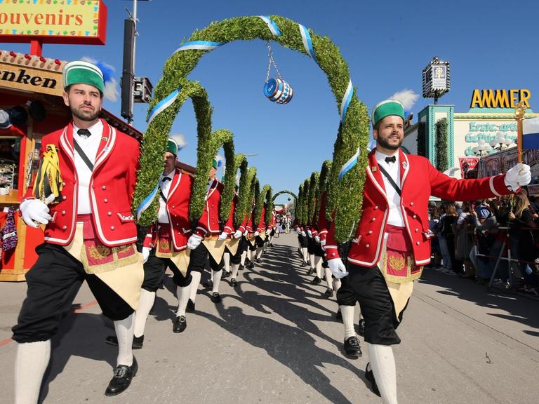 Traditionell gekleidet, nehmen die sogenannten Schäffler an der Eröffnungsparade des Oktoberfestes 2019 am 21. September 2019 in München teil. Das diesjährige Oktoberfest, das Millionen von Besuchern aus aller Welt anzieht, findet vom 21. Oktober bis 6. Oktober statt.