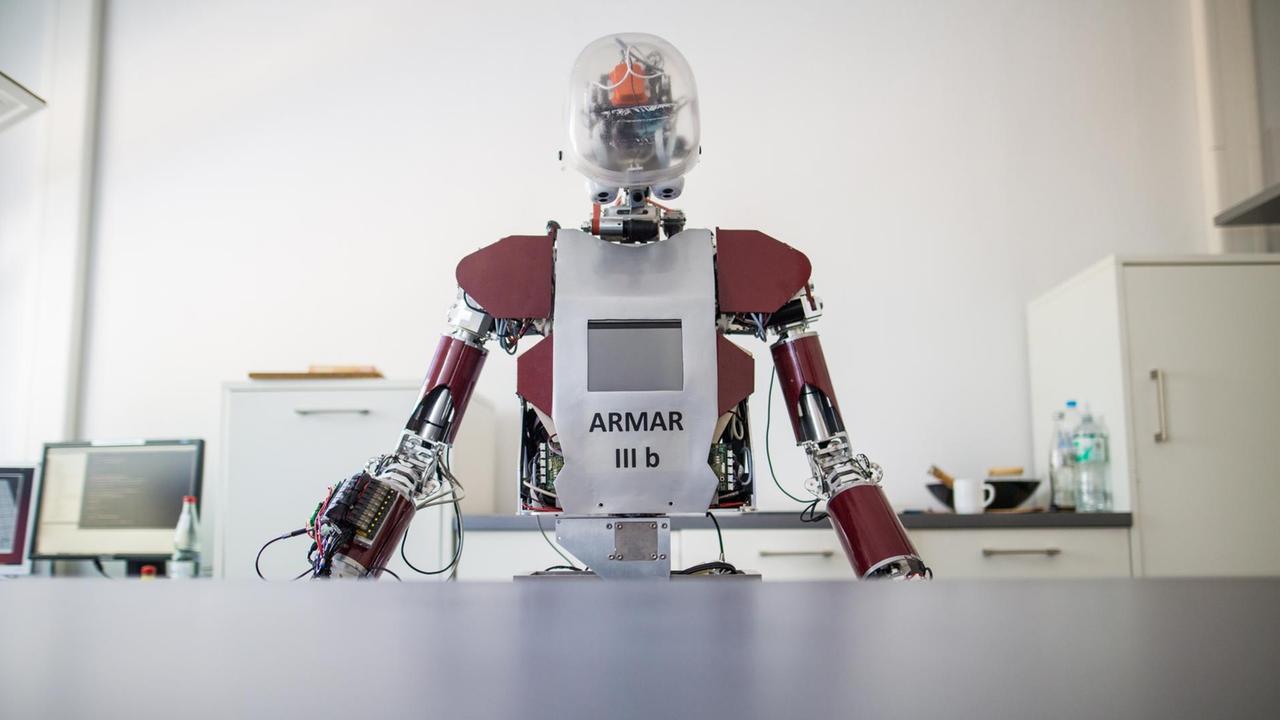 Ein Roboter mit der Bezeichnung "ARMAR IIIb" steht in einem Raum des Karlsruher Instituts für Technologie (KIT). Ein Roboter mit der Bezeichnung "ARMAR IIIb" steht in einem Raum des Karlsruher Instituts für Technologie (KIT).