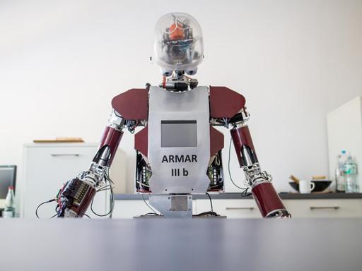 Ein Roboter mit der Bezeichnung "ARMAR IIIb" steht in einem Raum des Karlsruher Instituts für Technologie (KIT).