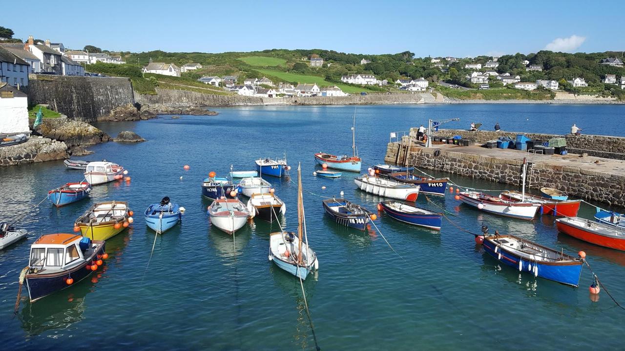 Blick auf den kleinen Hafen in Cadgwith Blick auf den kleinen Hafen in Cadgwith