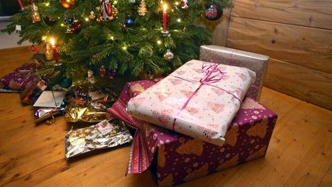 Weihnachtsgeschenke liegen unter einem geschmücktem Weihnachtsbaum.