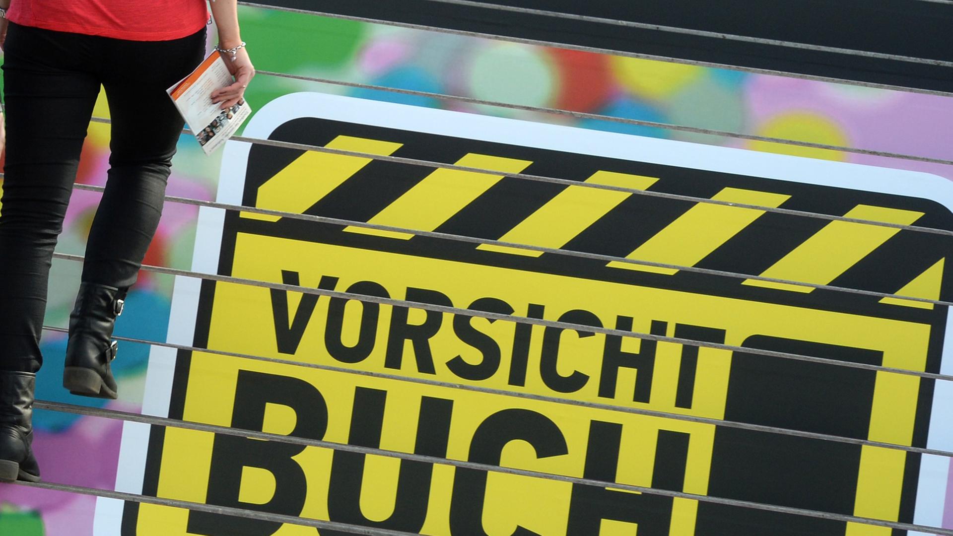 "Vorsicht Buch!" - diese Warnung steht auf einer Treppe in Leipzig. "Vorsicht Buch!" - diese Warnung steht auf einer Treppe in Leipzig.