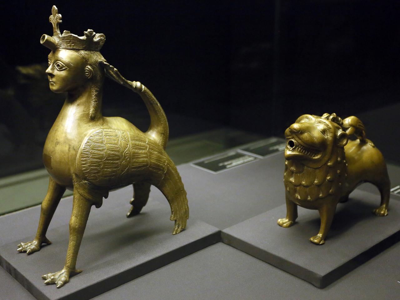 Ein Sirenen-Aquamanile (um 1230) und ein Löwen-Aquamanile im Bode-Museum in Berlin Ein Sirenen-Aquamanile (um 1230) und ein Löwen-Aquamanile im Bode-Museum in Berlin